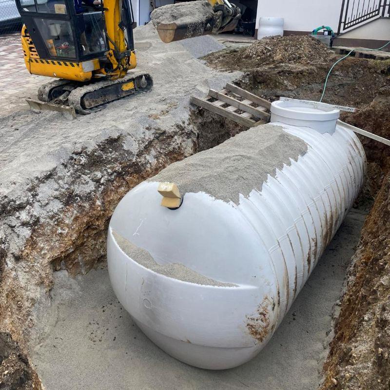 Sklolaminátová nádrž na dažďovú vodu pri montáži