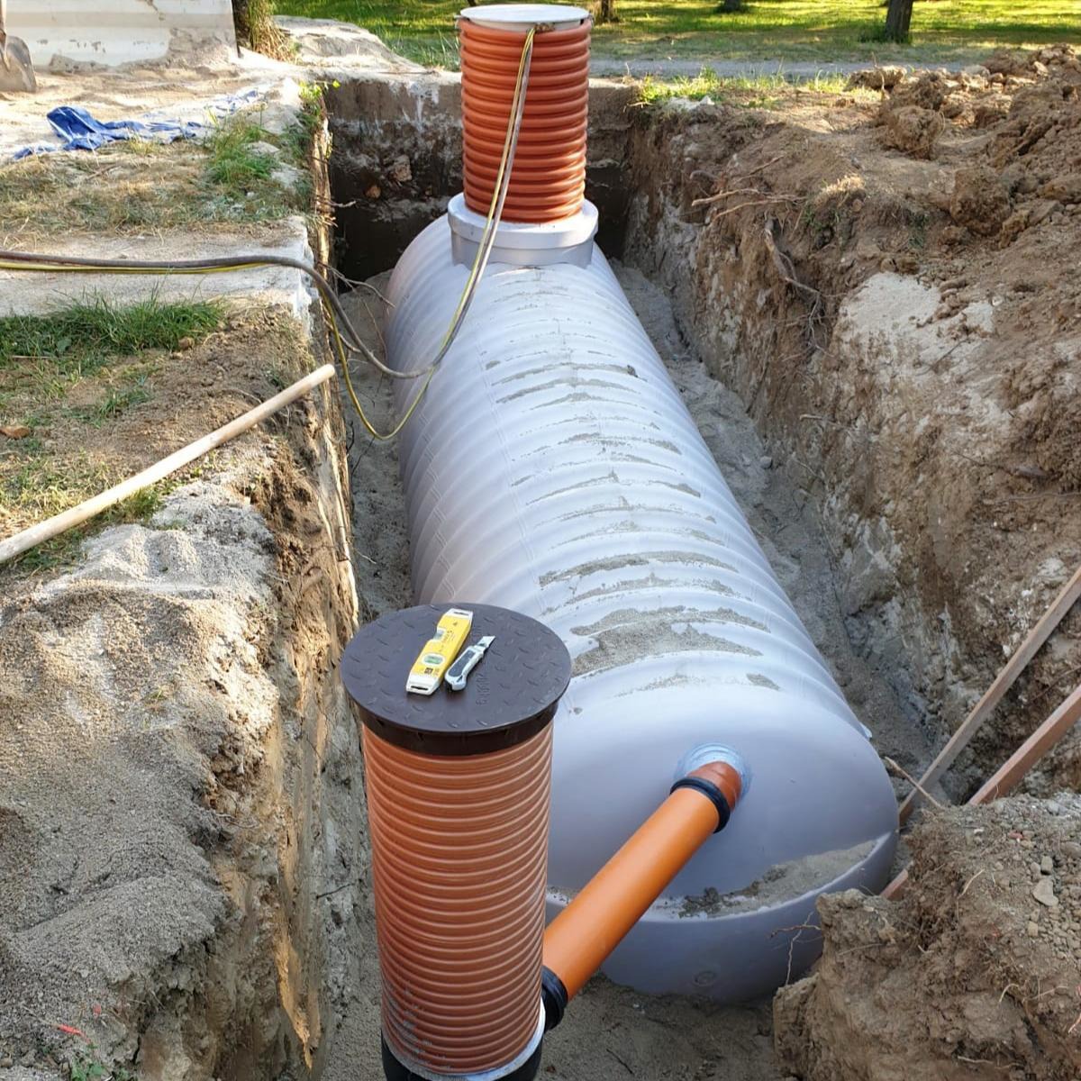 Sklolaminátová žumpa osadená vo výkope a napojená na kanalizáciu