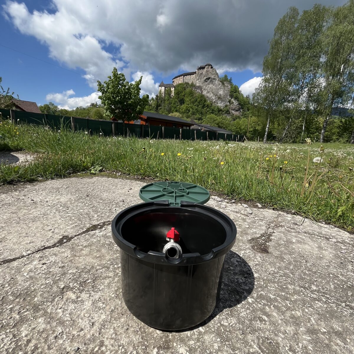 Podzemná ventilová šachta s integrovaným guľovým ventilom pre závlahové systémy na záhrade.