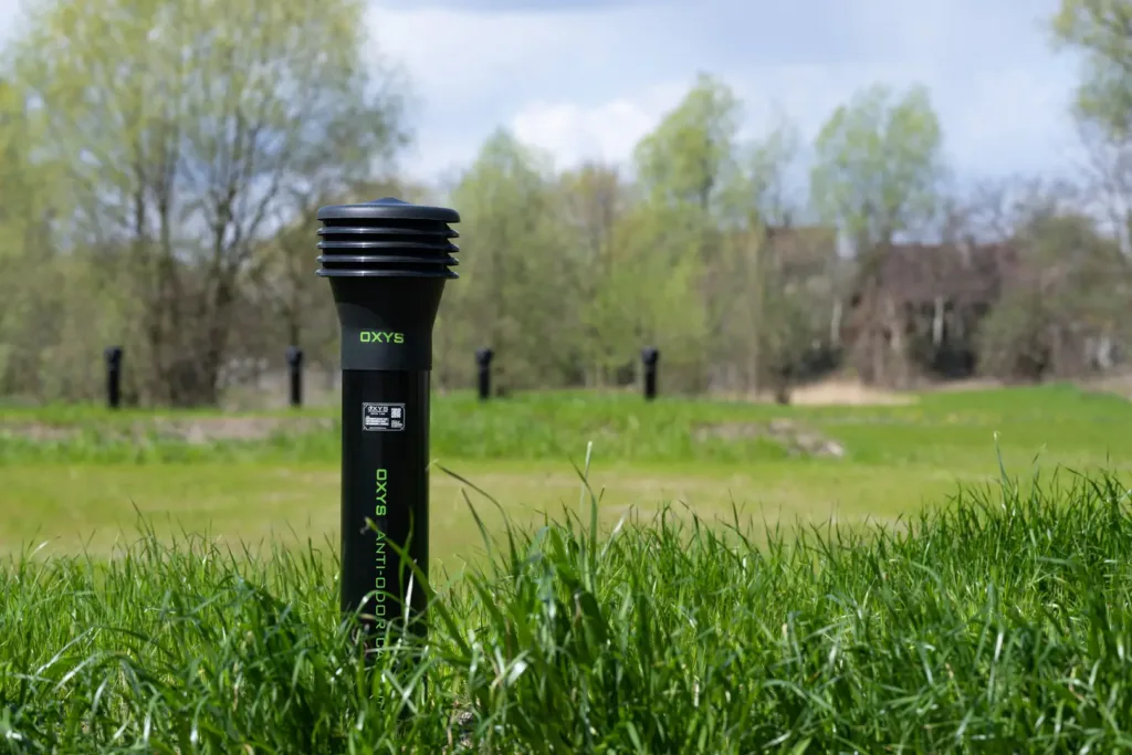 komínový filter proti zápachu nainštalovaný v odvetraní žumpy pri rodinnom dome