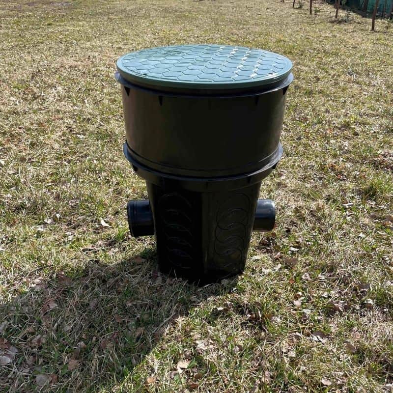 Filter na šedú vodu s bočným prítokom a odtokom – pohľad na hrdlá