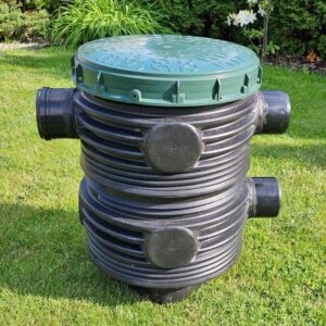 Bočný pohľad na filtračnú šachtu STRONG so zosilneným vlnovcovým profilom a prítokovými hrdlami DN110.