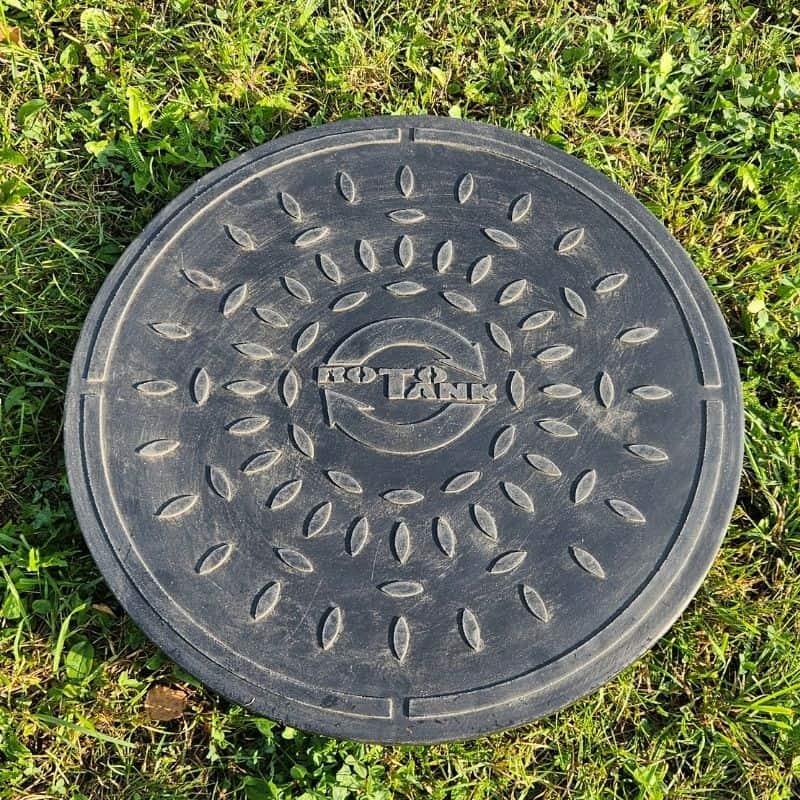 Sklolaminátová žumpa s oranžovým nadstavcom a plochým poklopom ROTO