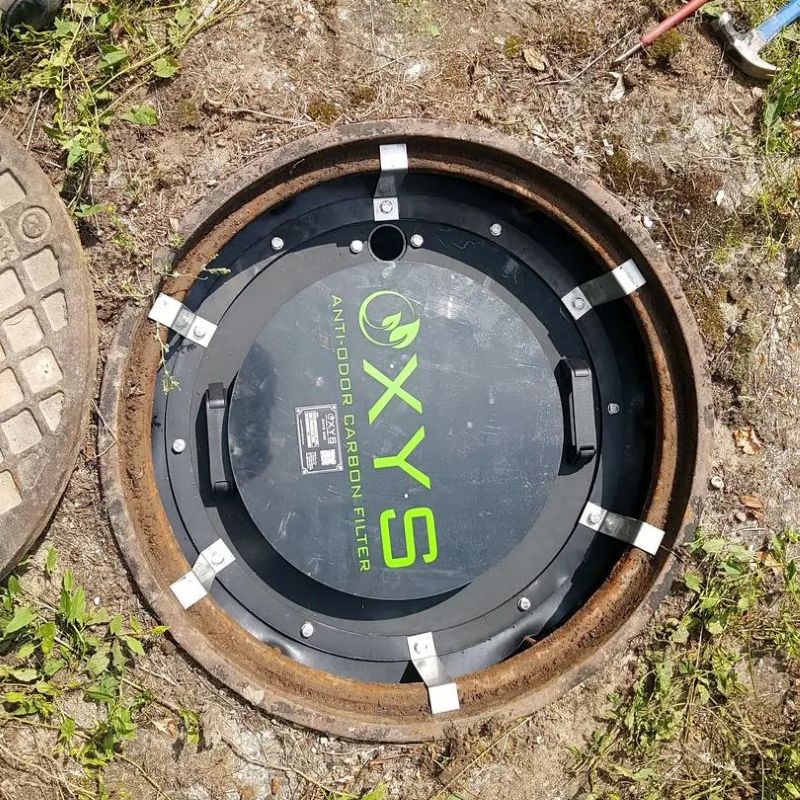 Protizápachový uhlíkový filter OXYS DN600 inštalovaný v revíznom vstupe žumpy proti šíreniu zápachu.