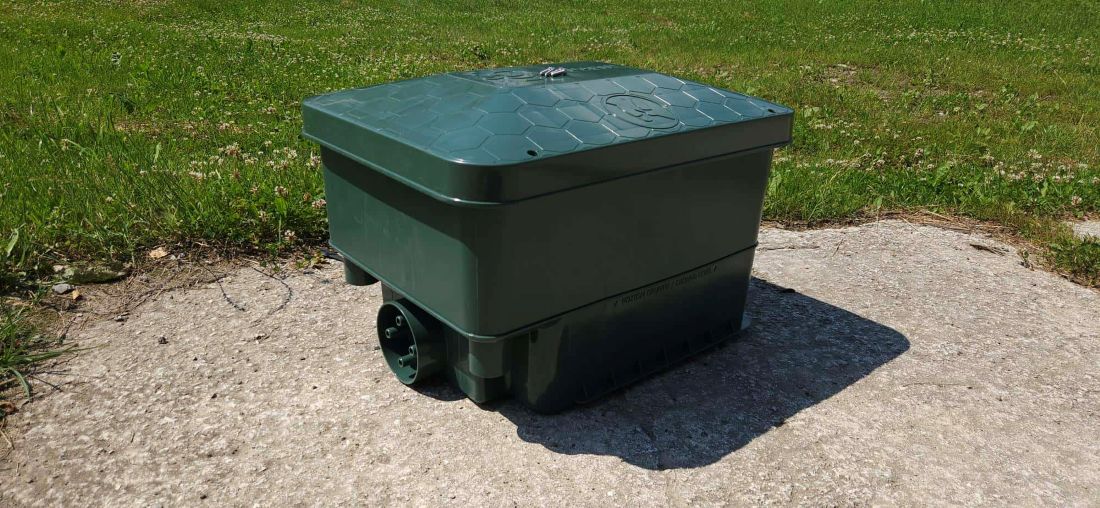 Technická šachta AQTECH zelená z HDPE s krytom a bočným prestupom