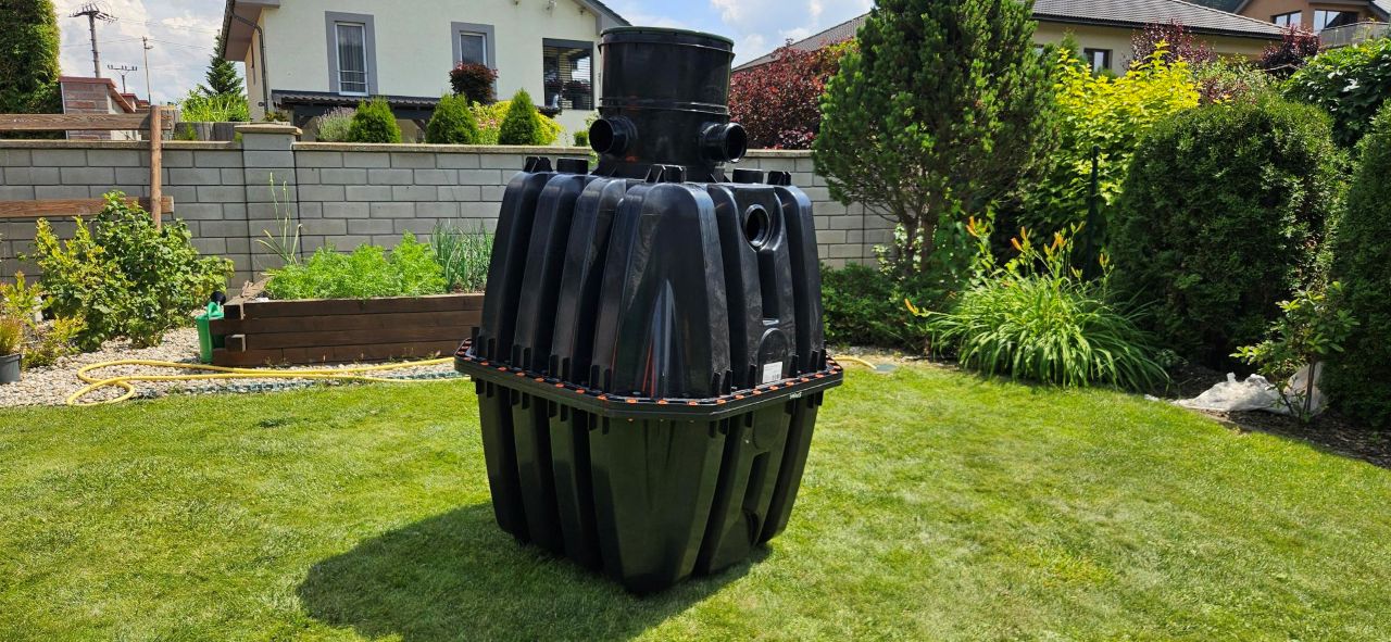 Zmontovaná nádrž AQUABIN 1000 l pripravená na osadenie do zeme