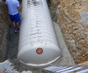 Postupné hutnenie piesku v 20cm vrstvách okolo nádrže tak aby vyplnil všetky medzery okolo nádrže. Hutní sa mechanicky vlastnou váhou, lopatou, latou. Nie strojovo!