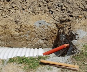 Obsyp nádrže a zásyp kanalizácie pieskom