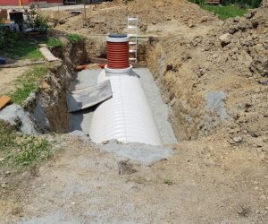 Obsyp nádrže a zásyp kanalizácie pieskom