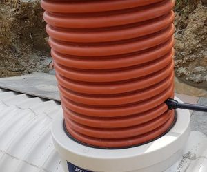 Pripojenie hadice na čerpanie vody do domácej vodárne cez komín nádrže