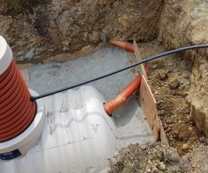 Pripojenie hadice na čerpanie vody do domácej vodárne cez komín nádrže