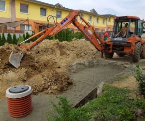 Dosypanie výkopovej zemyny bez skál nad nádrž a zarovnanie terénu