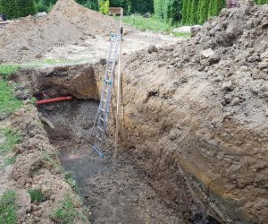 Osadenie nádrže do výkopu za pomoci bagra