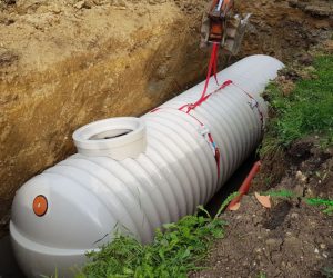 Osadenie nádrže do výkopu za pomoci bagra