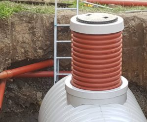 Osadenie komína, aby do nádrže pri obsype nepadal piesok